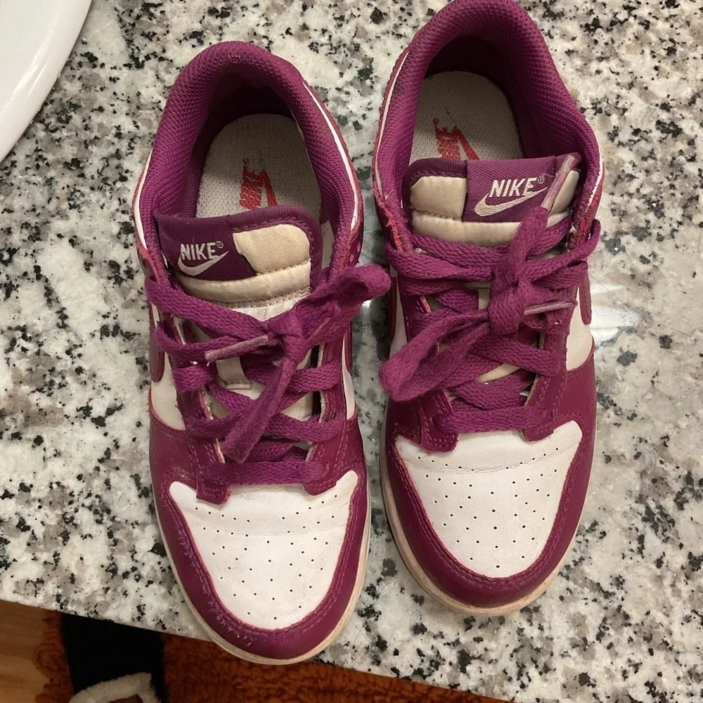 Nike Kids Low-Top Sneakers in White & Magenta
